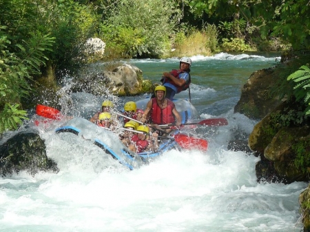 1. vodn sporty: rafting na ece Cetina v Omii